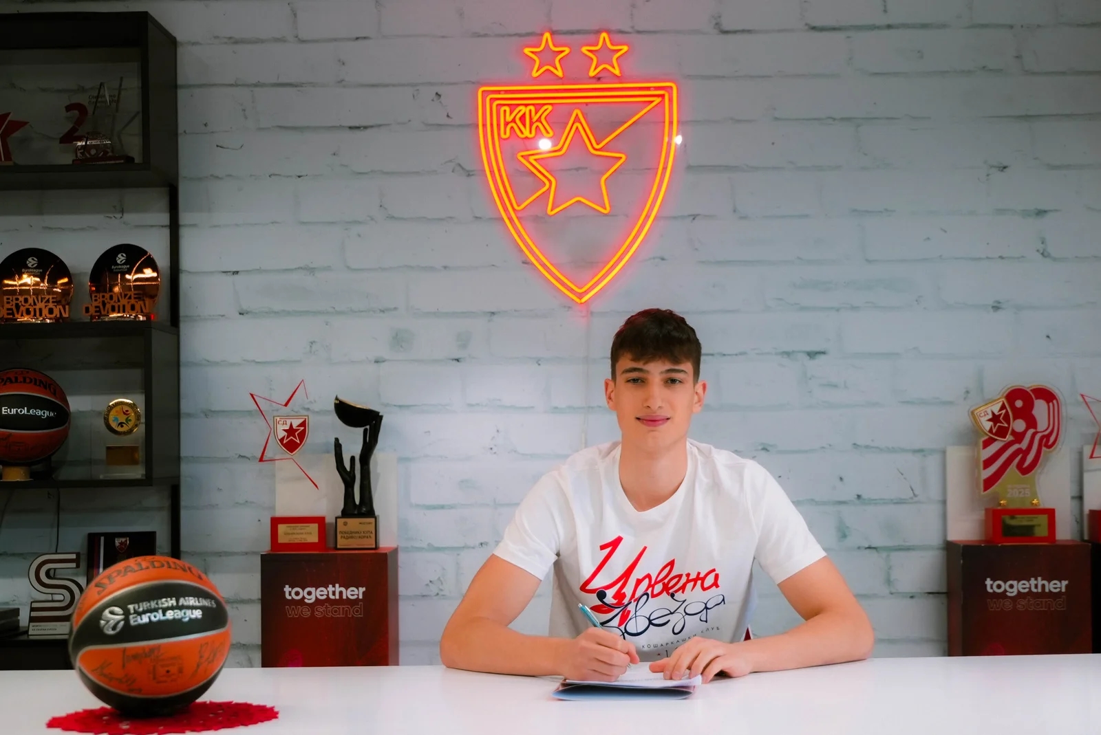 Aleksej Nedeljković potpisao prvi profesionalni ugovor sa Crvenom zvezdom!