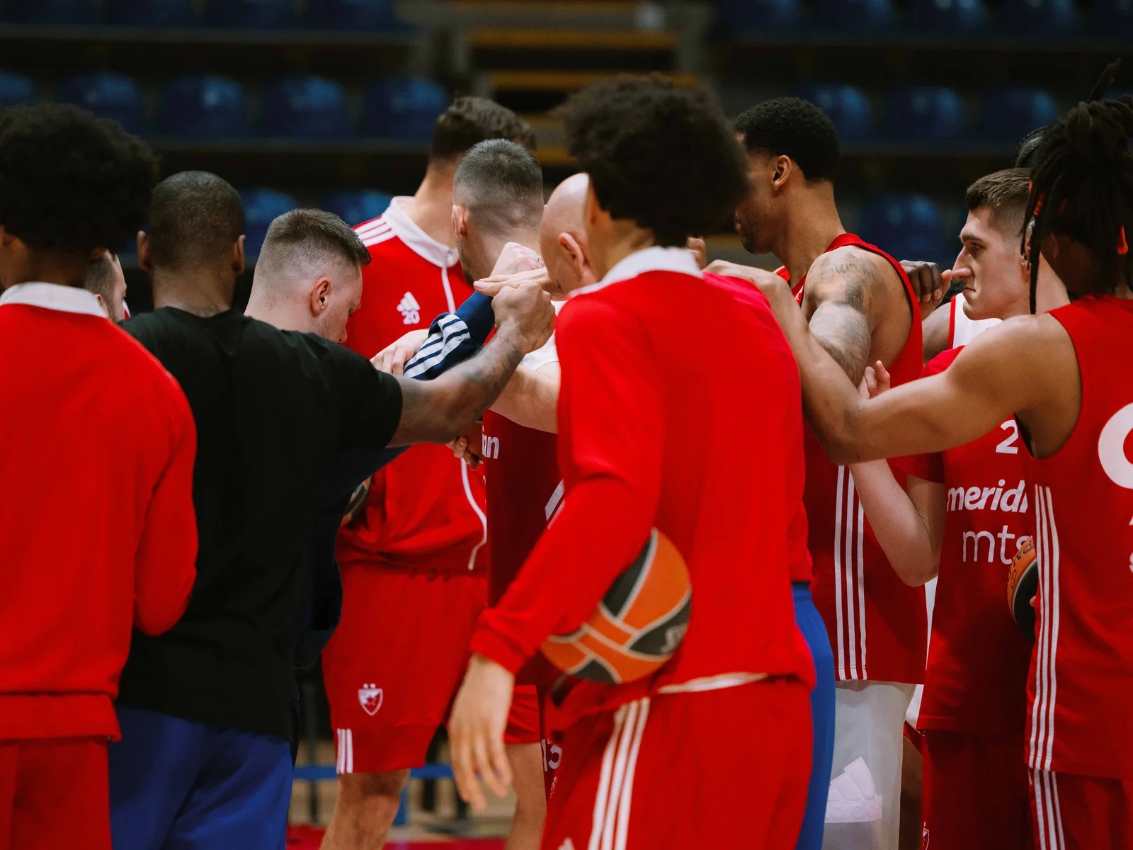 Crveno beli tokom večeri u Beogradu, derbi u nedelju