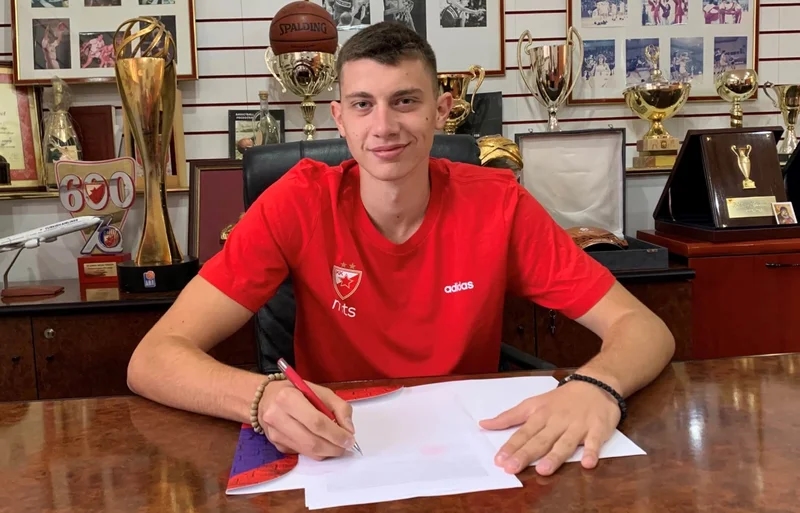 Marko Gušić potpisao prvi profesionalni ugovor sa Crvenom zvezdom
