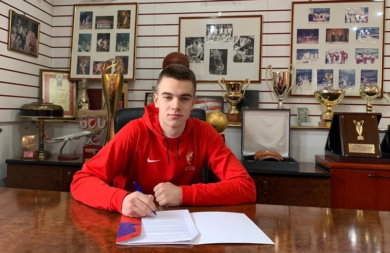 Nikola Manojlović potpisao prvi profesionalni ugovor sa KK Crvena zvezda mts