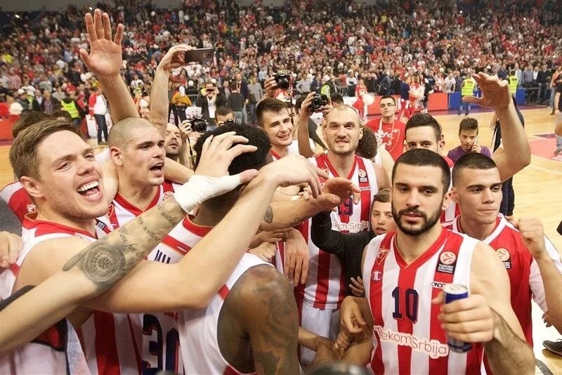 Huk sa tribina koji se i dalje čuje